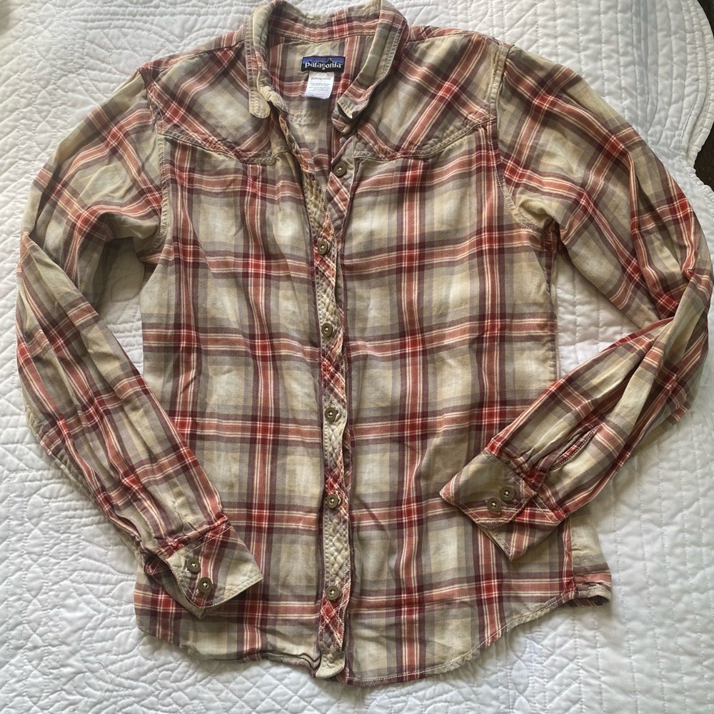 Women’s Medium Patagonia button up shirt Spring/Summer